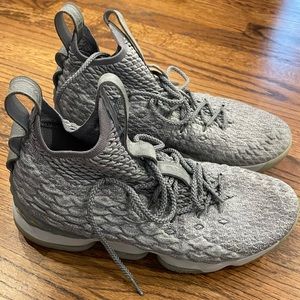 LeBron 15’s Mens Basketball Shoes 10.5 Wolf Gray